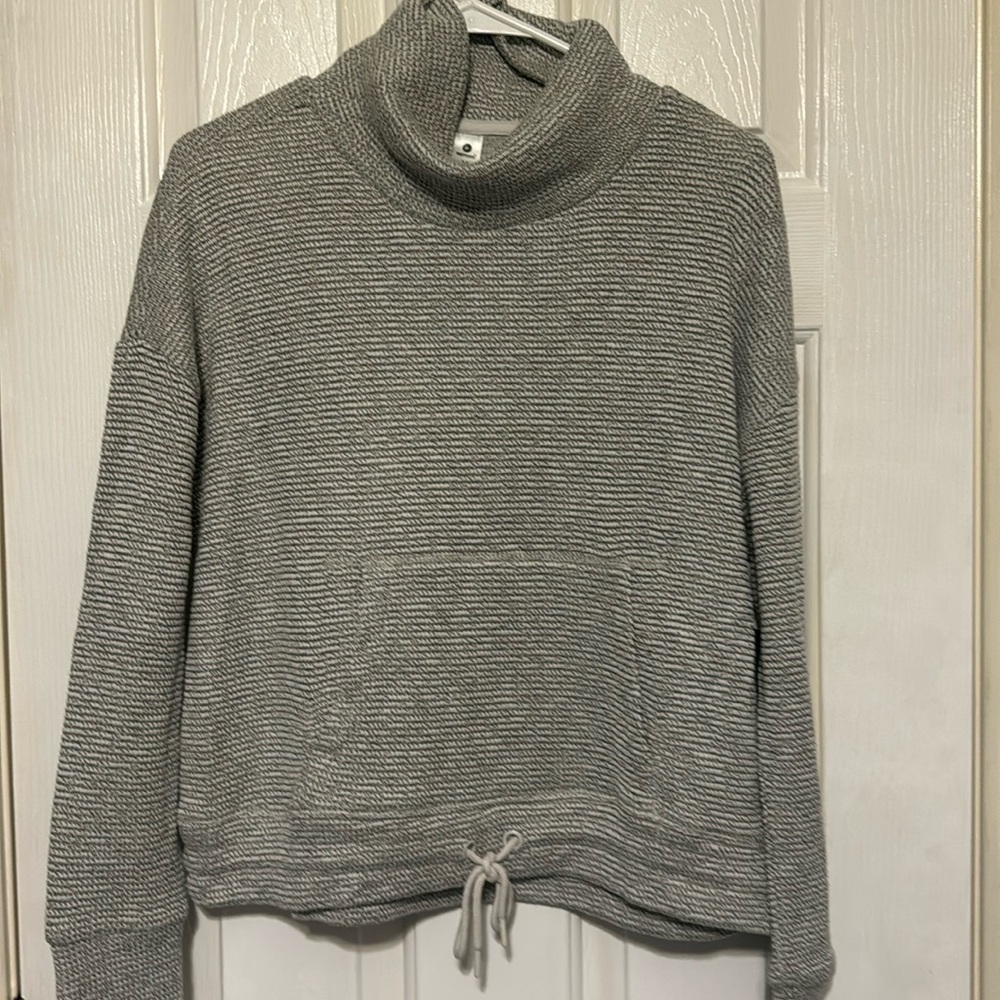 NWT 90 degree by reflex ladies sweatshirt, size medium
